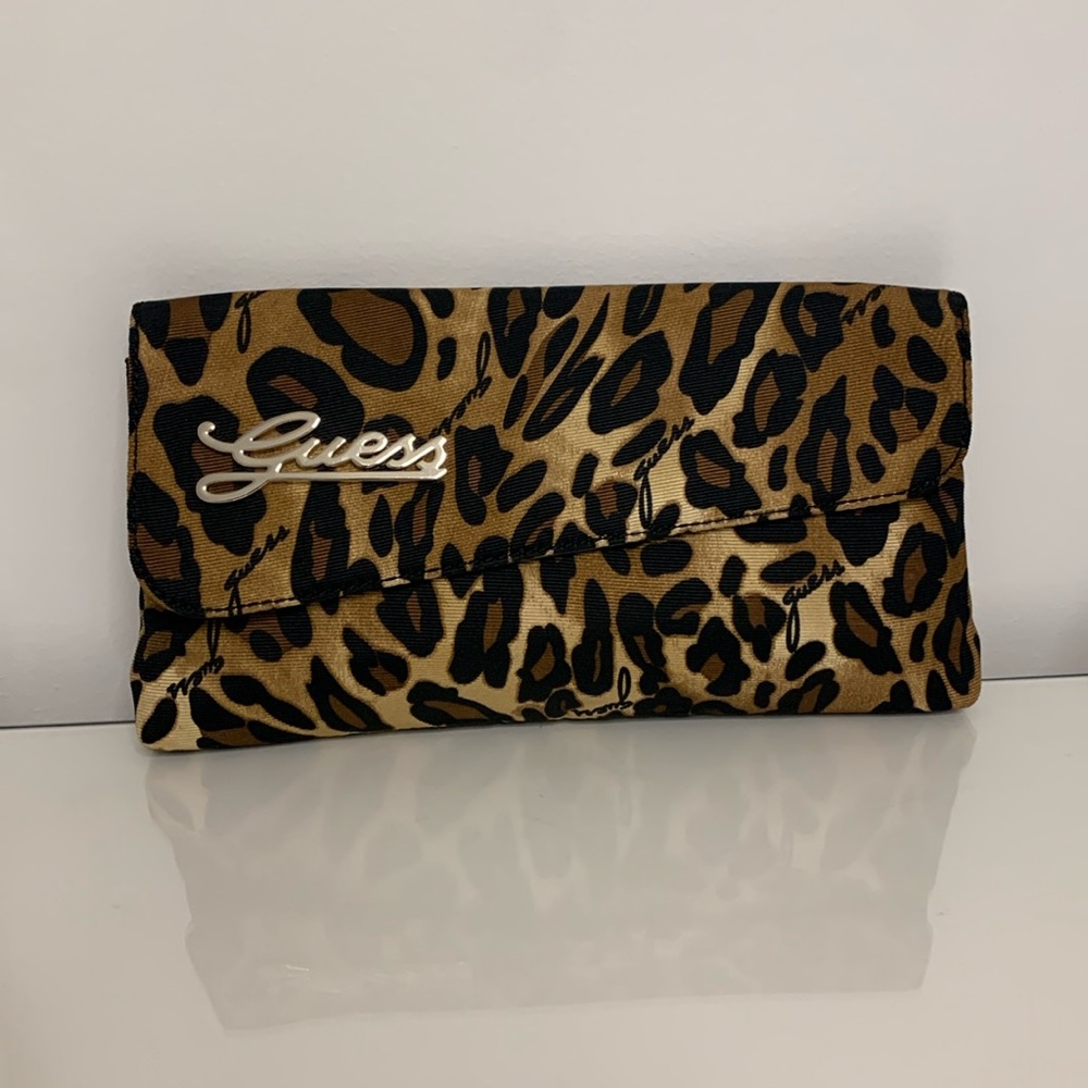 Guess clutch